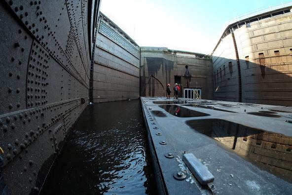 The salt water barrier during 2015 annual maintenance, with water pumped out of the large lock. Photo: Dennis Bratland (CC BY-SA 4.0) https://en.wikipedia.org/wiki/Ballard_Locks#/media/File:Ballard_Locks_large_lock_maintenance_gates_inside_view.JPG