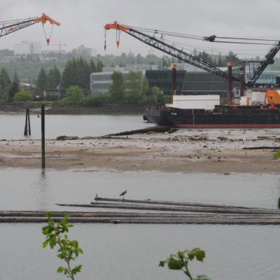 Lower Duwamish Waterway dredging on Superfund site. Photo: Gary Dean Austin (CC BY-SA 2.0) https://www.flickr.com/photos/49648789@N08/17069420399/