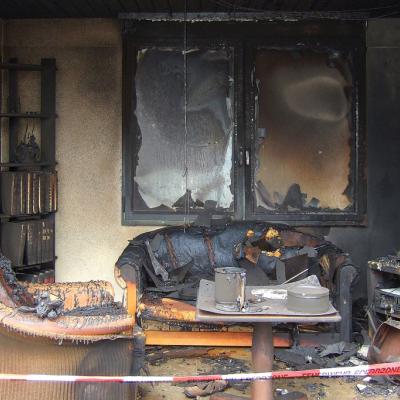 Room fire simulation shows burned furniture. Photo: Kecko (CC BY 2.0) https://www.flickr.com/photos/kecko/3648477592/
