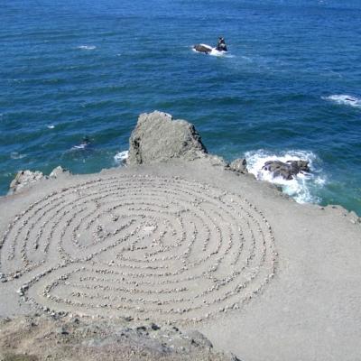 Stone maze on the shore next to the ocean. Photo: Cyclist https://flic.kr/p/46AVrL (CC BY-NC-ND 2.0) 