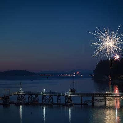 Hood Canal Fireworks near Poulsbo, Washington. Photo: Eric Scouten. (CC BY-NC-ND 2.0) https://www.flickr.com/photos/ericscouten/7506197890/