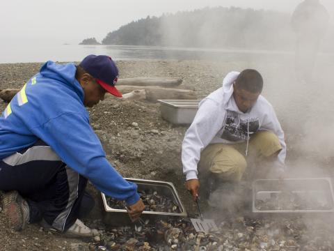2013 Swinomish Tribe clam bake. Photo: Copyright Northwest Treaty Tribes https://www.flickr.com/photos/nwifc/9517621153
