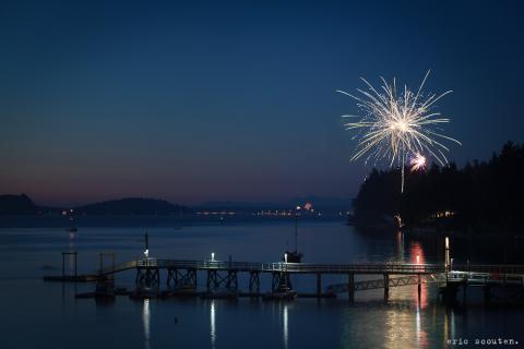 Hood Canal Fireworks near Poulsbo, Washington. Photo: Eric Scouten. (CC BY-NC-ND 2.0) https://www.flickr.com/photos/ericscouten/7506197890/