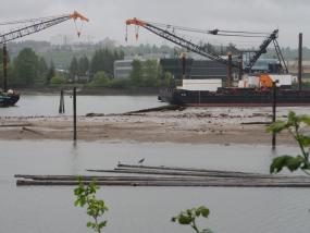 Lower Duwamish Waterway dredging on Superfund site. Photo: Gary Dean Austin (CC BY-SA 2.0) https://www.flickr.com/photos/49648789@N08/17069420399/