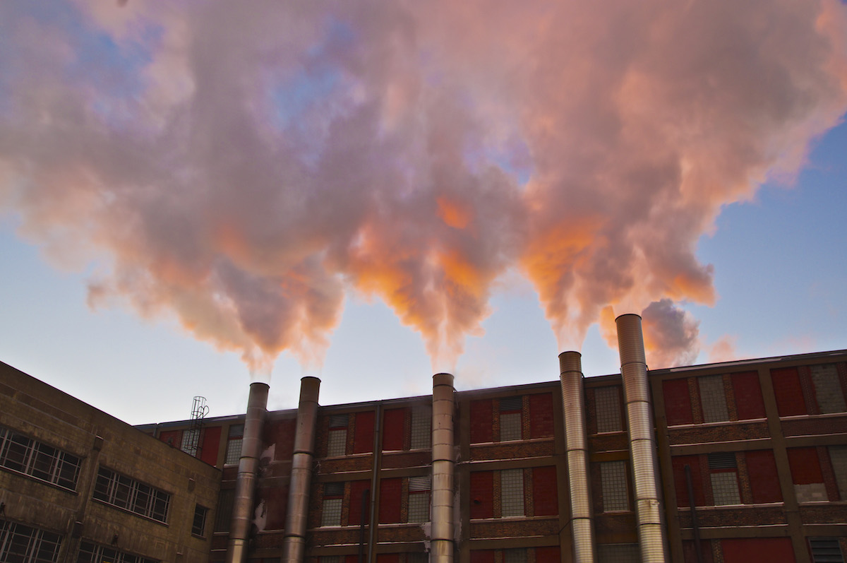 Smokestacks in sunlight. Photo: Joe Brusky (CC BY-NC 2.0 https://creativecommons.org/licenses/by-nc/2.0/)